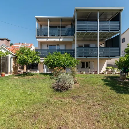 Nevistic * トロギール