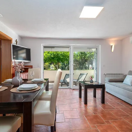 アパート Nevistic