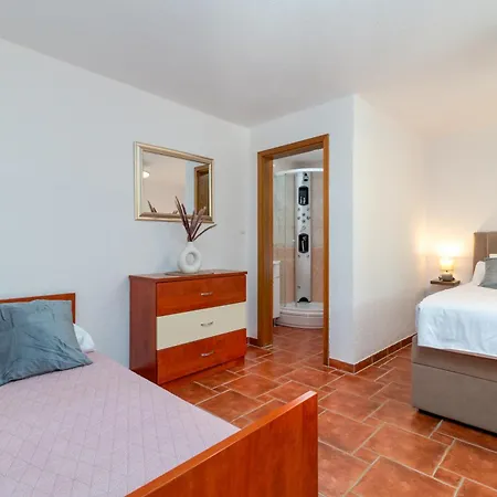 Nevistic Apartment *
